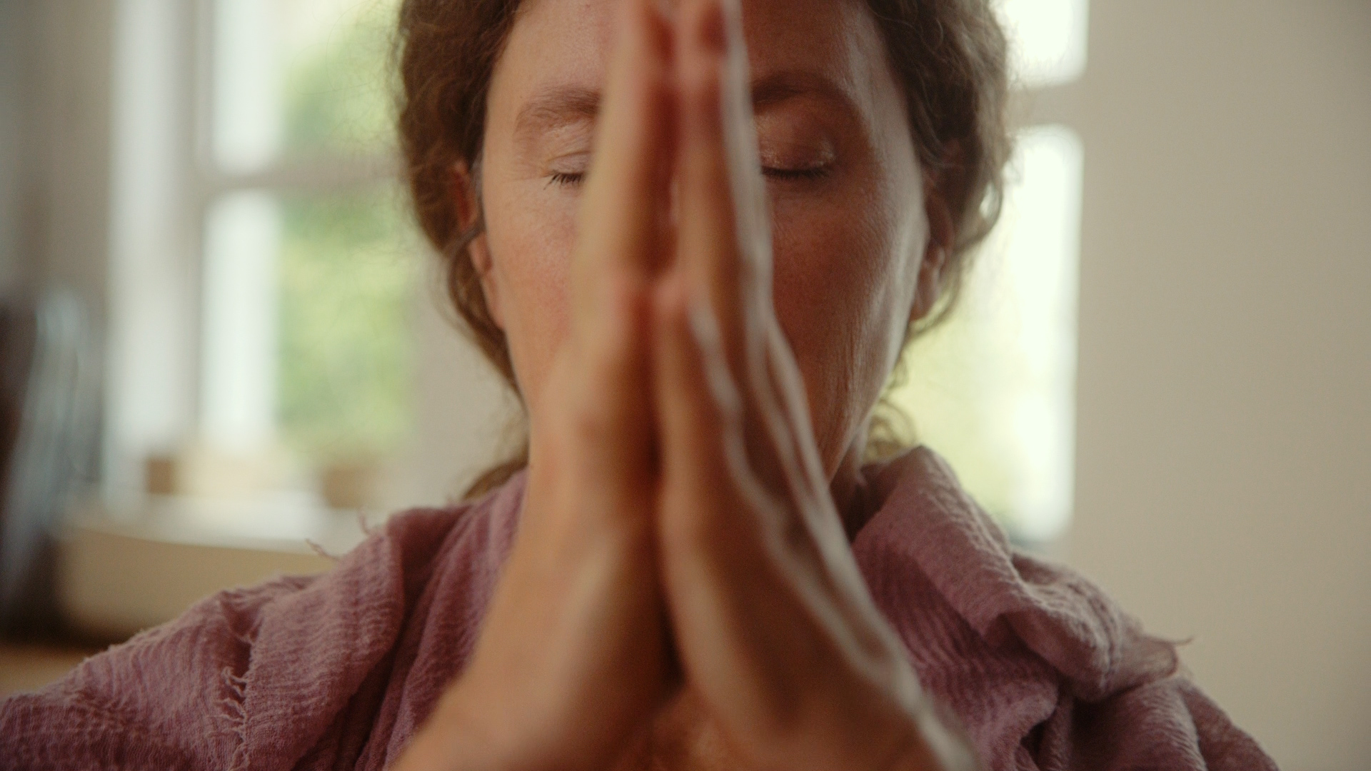 Gebetshaltung (Anjali Mudra) — ruhiger Moment im Studio