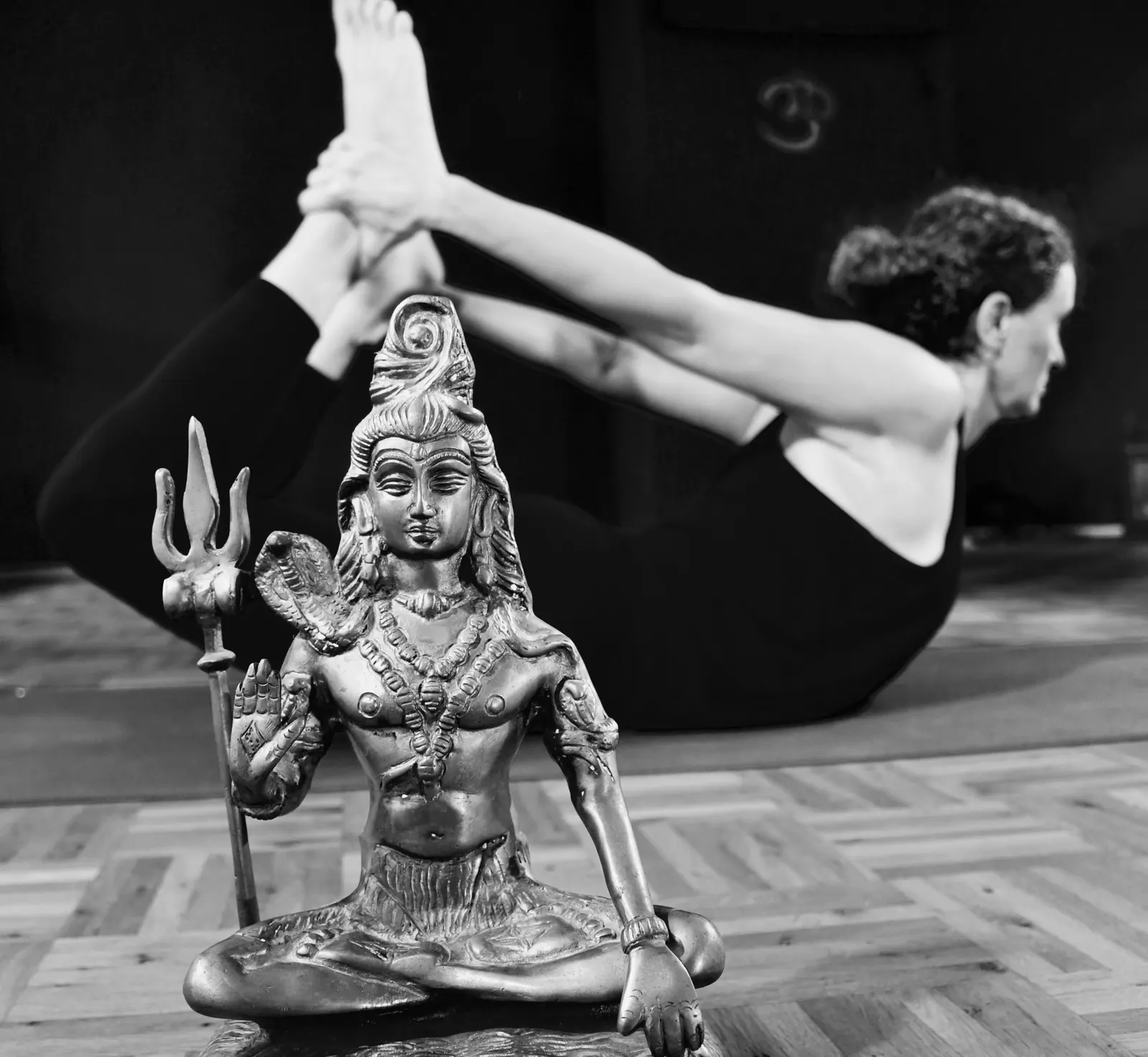 Schwarz-weiß: Shiva-Statue und Marion in der Bogen-Haltung