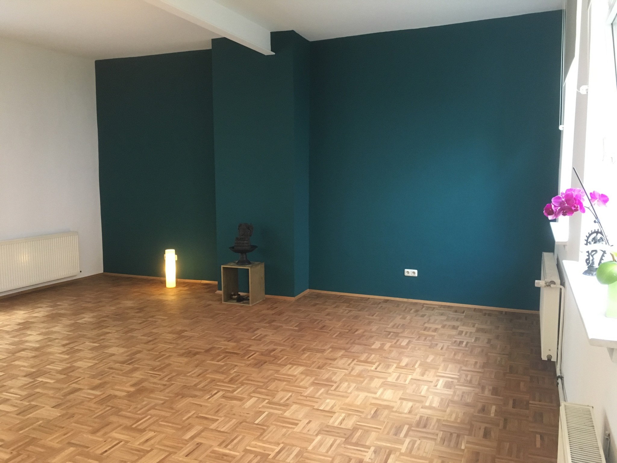Ganesha-Raum mit Kerzenlicht und türkisfarbenen Wänden im Studio